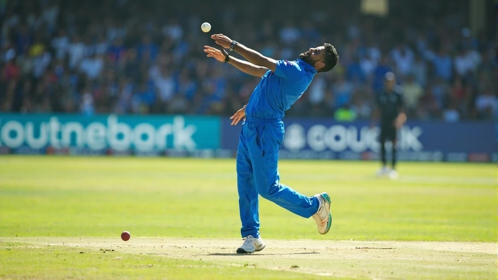 MI bowling phase and death-over role audit Fast bowler training with yorker markers on a sunny cricket pitch